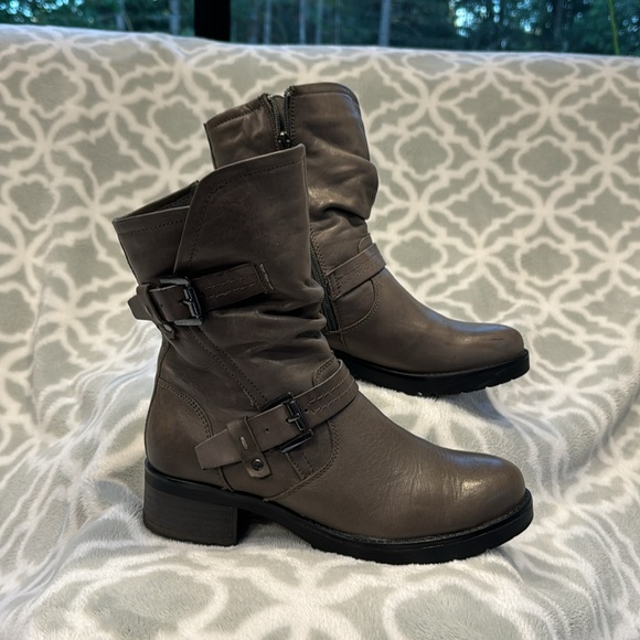 EUC - Woman’s Leather Grey Boots - Size 7 - Picture 2 of 11